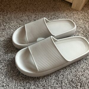Gray Cloud Slides Slipper (9.5)